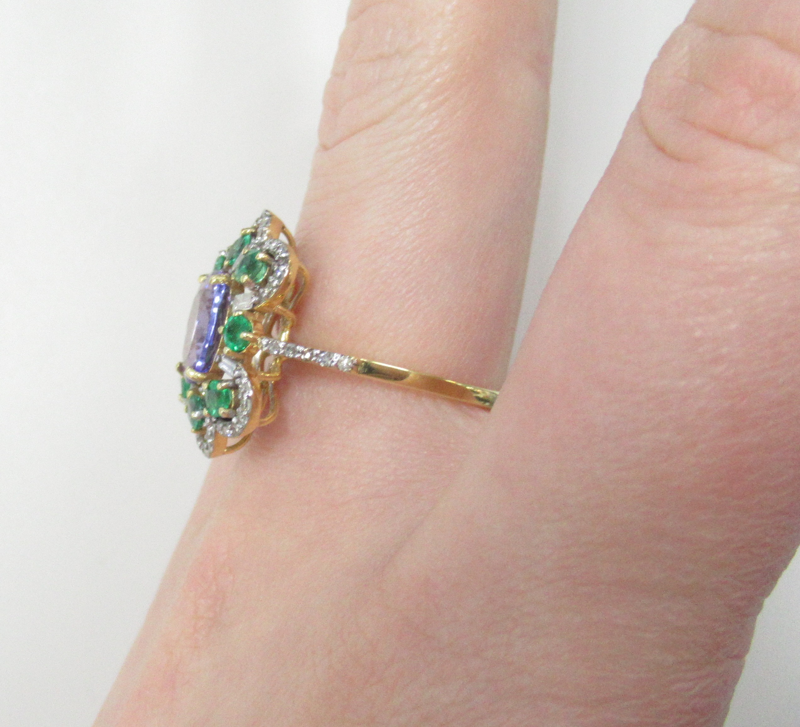 Серебряное кольцо 925 пробы; вставки 1 Танзанит 1,2 ct; 8 Изумруд (F) 0,64ct 3/Г3; 56 Бр.Кр-17 0,03ct 4/4;
